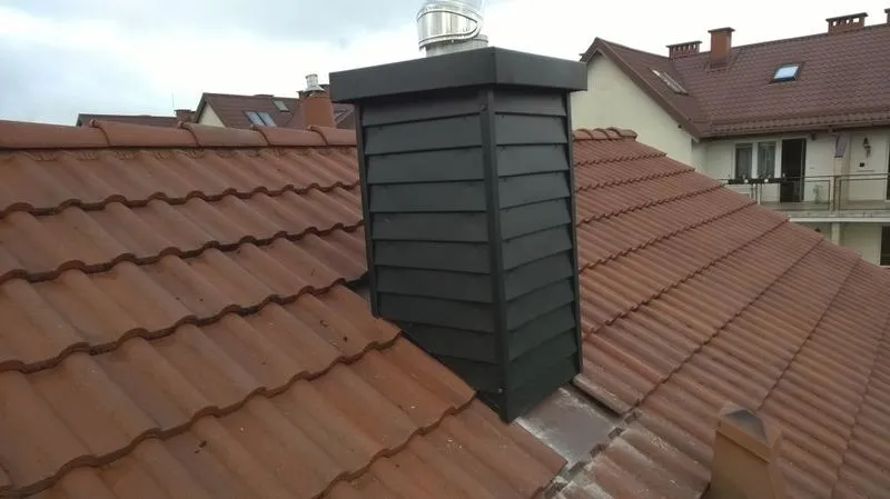 Dlaczego z komina cieknie woda? Przyczyny problemu i sposoby naprawy
