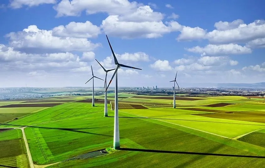 Elektrownia wiatrowa czy fotowoltaika – jak wybrać najlepsze źródło energii dla oszczędności?