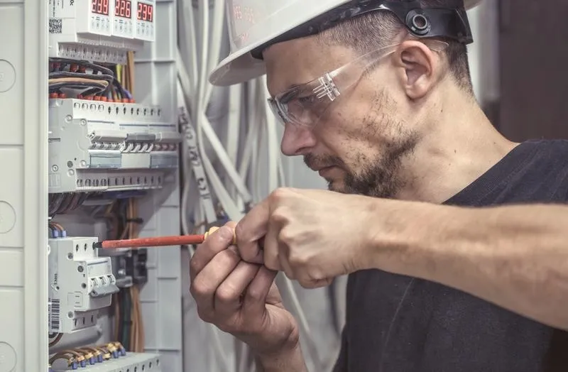 Ile może zarobić elektryk po zawodówce? Pensja, uprawnienia i awans