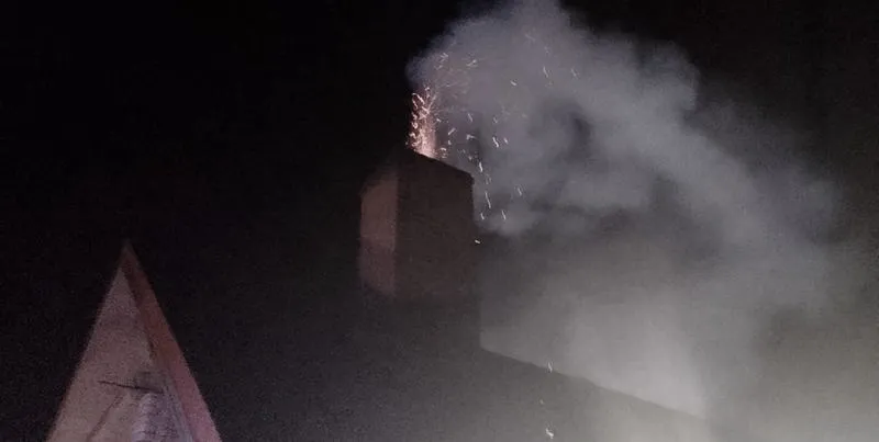 Iskry z komina – co oznaczają i jakie niosą niebezpieczeństwa?