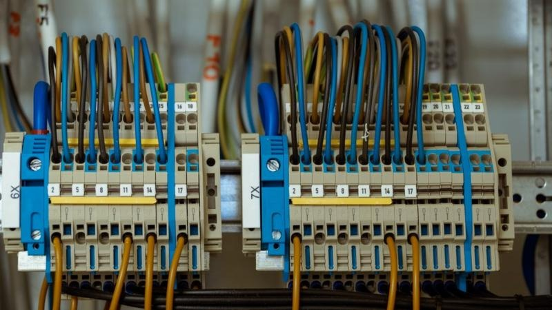 Jak rozplanować instalację elektryczną w domu? Układ obwodów bez kosztownych błędów