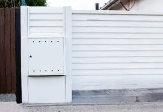 Jak skutecznie wykonać zabudowę skrzynki elektrycznej: zasady, najczęstsze błędy i inspirujące pomysły na estetykę