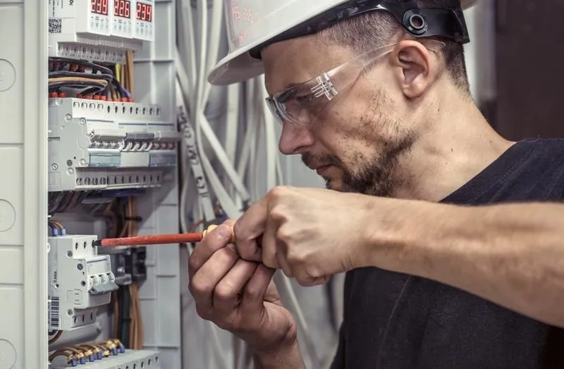 Kiedy praca elektryka w pojedynkę jest dozwolona, a kiedy lepiej jej unikać?