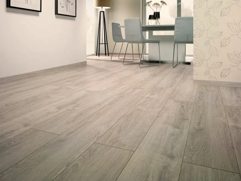 Panele winylowe czy laminowane na podłogówkę? Różnice, koszty i trwałość