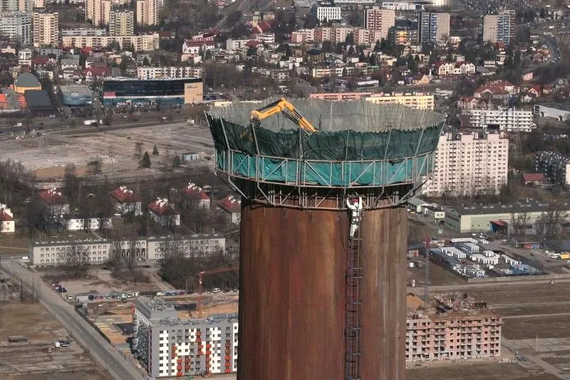 Rozbiórka komina: kiedy potrzebne pozwolenie, a kiedy wystarczy zgłoszenie?