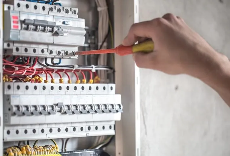 Zarobki pomocnika elektryka w Niemczech: Co musisz wiedzieć w 2026 roku?